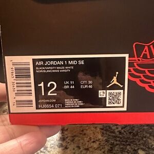 Jordan Air 1 Mid SE Black/Varsity Maize-White